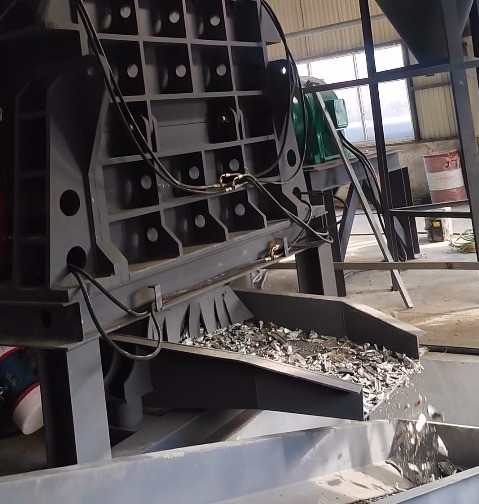 說一千道一萬不如自己看一看，前方發(fā)來喜報(bào)路友廢鋁破碎機(jī)在本地又一臺安裝完畢。