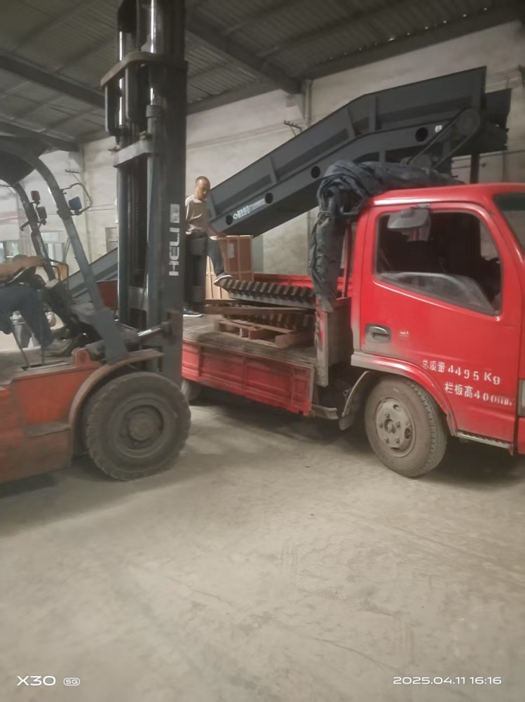 到達(dá)客戶場(chǎng)地，開始卸機(jī)工作