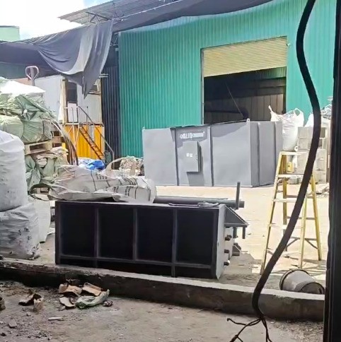 安裝師傅與設(shè)備到達香港，已卸車等待安裝