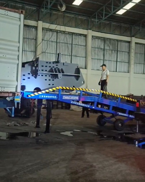 幾天前泰國地區(qū)安裝完成的廢鋼破碎機(jī)卸車現(xiàn)場