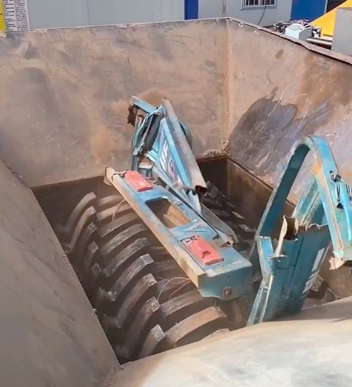 只需幾分鐘三輪車就被撕碎機(jī)粉碎成數(shù)以萬計(jì)的碎片