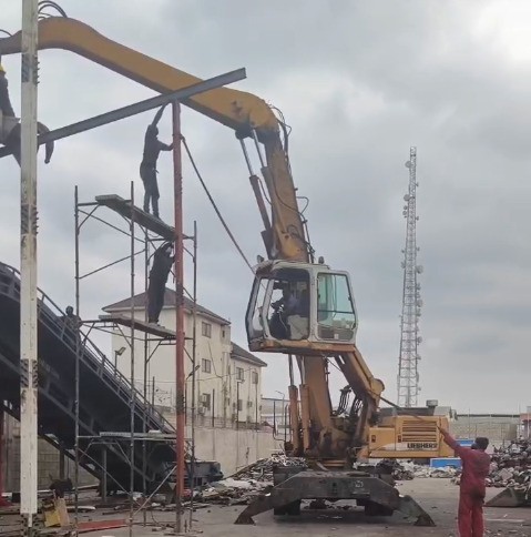 壯觀！破碎機(jī)的搭建像是一場驚心動魄的雜技表演。