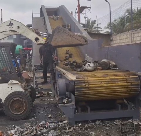 非洲地區(qū)路友450型破碎機(jī)啟動生產(chǎn)按鍵。