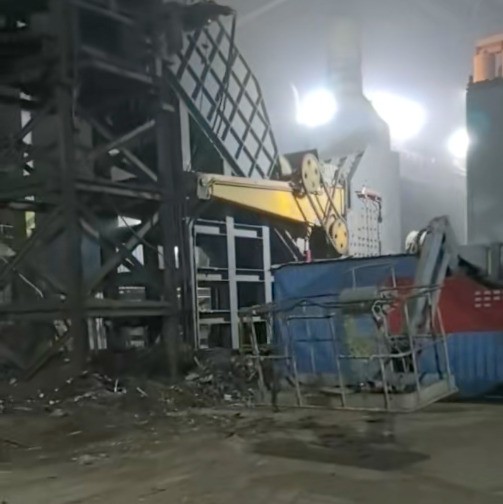 路友標準單班年產(chǎn)量超51萬噸的6000馬力廢鋼破碎機客戶現(xiàn)場深夜仍在繼續(xù)工作