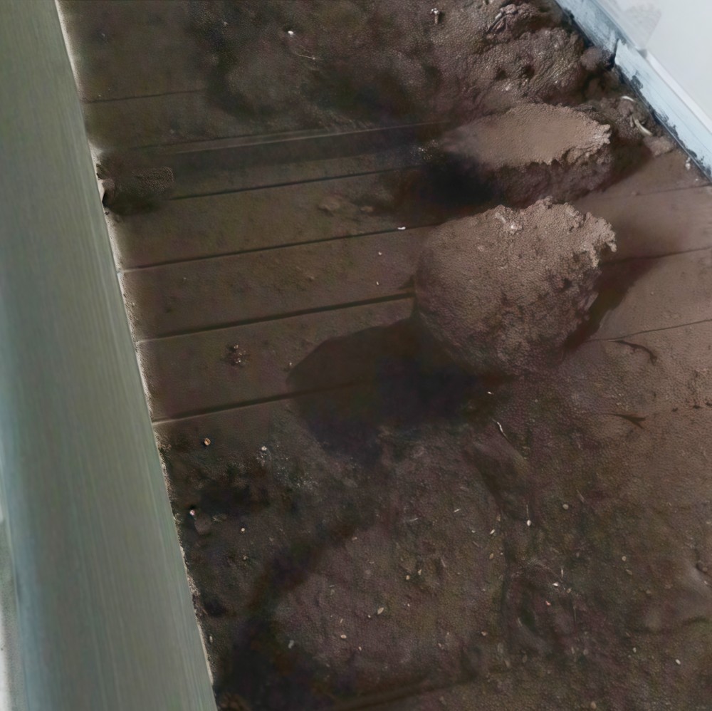 滿是鐵銹的廢鋼渣送入破碎機(jī)，瞬間褪去舊貌，煥顏一新。