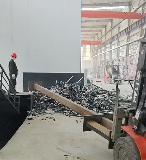 因客戶輸送帶坑未及時完善，空轉(zhuǎn)試機結(jié)束后，雙方協(xié)商一致，取消后面的打料試機。