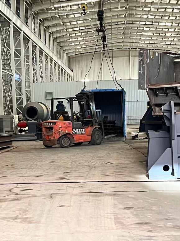 裝柜看似簡(jiǎn)單 ，實(shí)則很考驗(yàn)技術(shù) ，不僅是叉車技術(shù)，空間擺放也很重要。